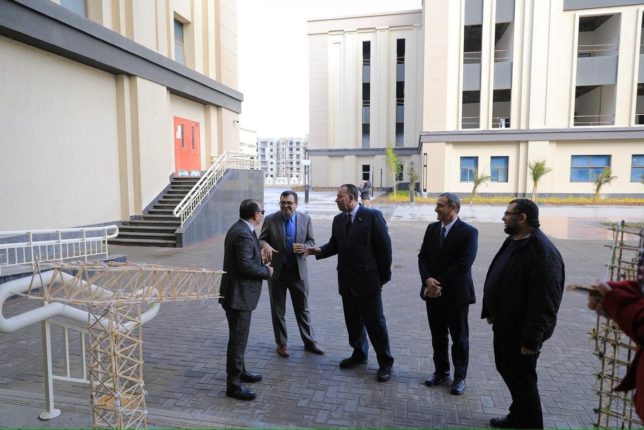 رئيس الجامعة وعمداء الكليات