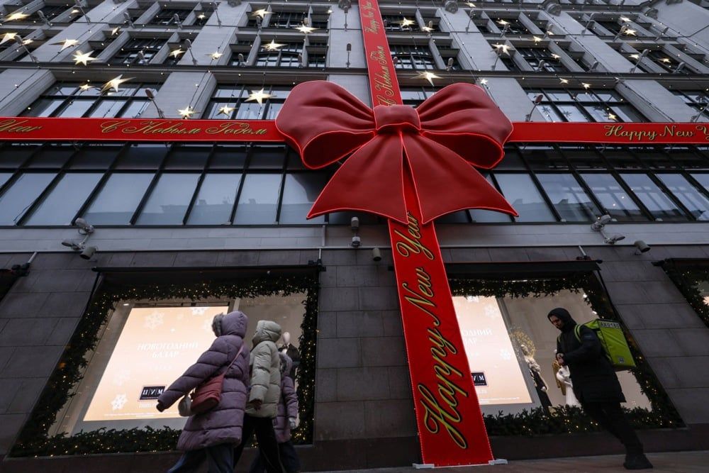 أشجار عيد الميلاد وزينة بابا نويل.. روسيا تتزين استقبالا لـ 2026 (4) أشجار عيد الميلاد وزينة بابا نويل.. روسيا تتزين استقبالا لـ 2026 (4)