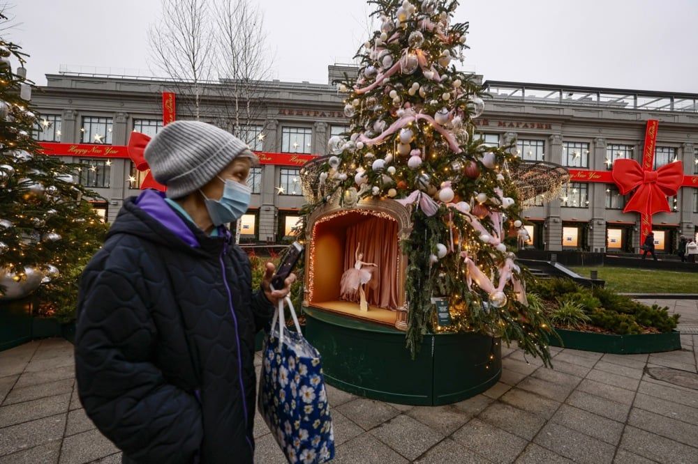 أشجار عيد الميلاد وزينة بابا نويل.. روسيا تتزين استقبالا لـ 2026 (3) أشجار عيد الميلاد وزينة بابا نويل.. روسيا تتزين استقبالا لـ 2026 (3)