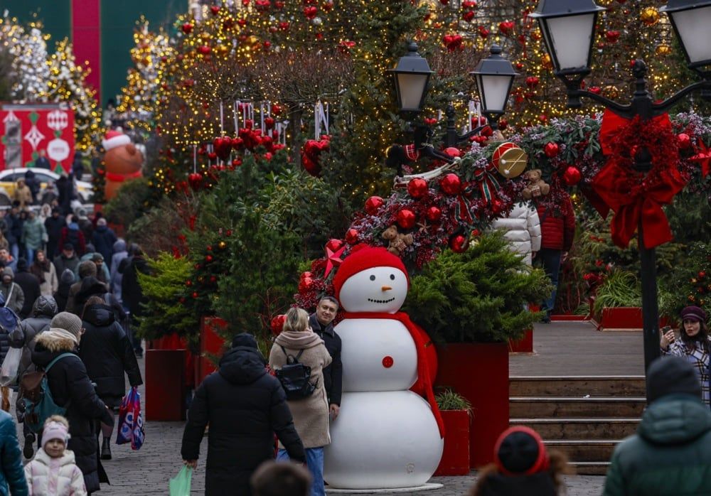 أشجار عيد الميلاد وزينة بابا نويل.. روسيا تتزين استقبالا لـ 2026 (8) أشجار عيد الميلاد وزينة بابا نويل.. روسيا تتزين استقبالا لـ 2026 (8)