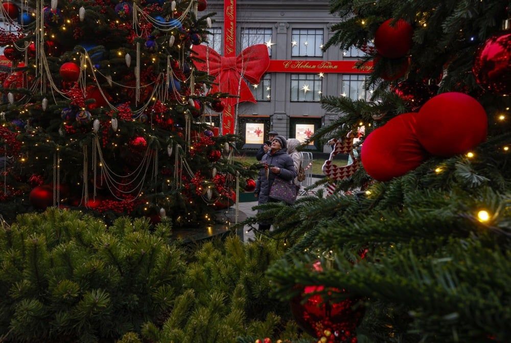 أشجار عيد الميلاد وزينة بابا نويل.. روسيا تتزين استقبالا لـ 2026 (2) أشجار عيد الميلاد وزينة بابا نويل.. روسيا تتزين استقبالا لـ 2026 (2)