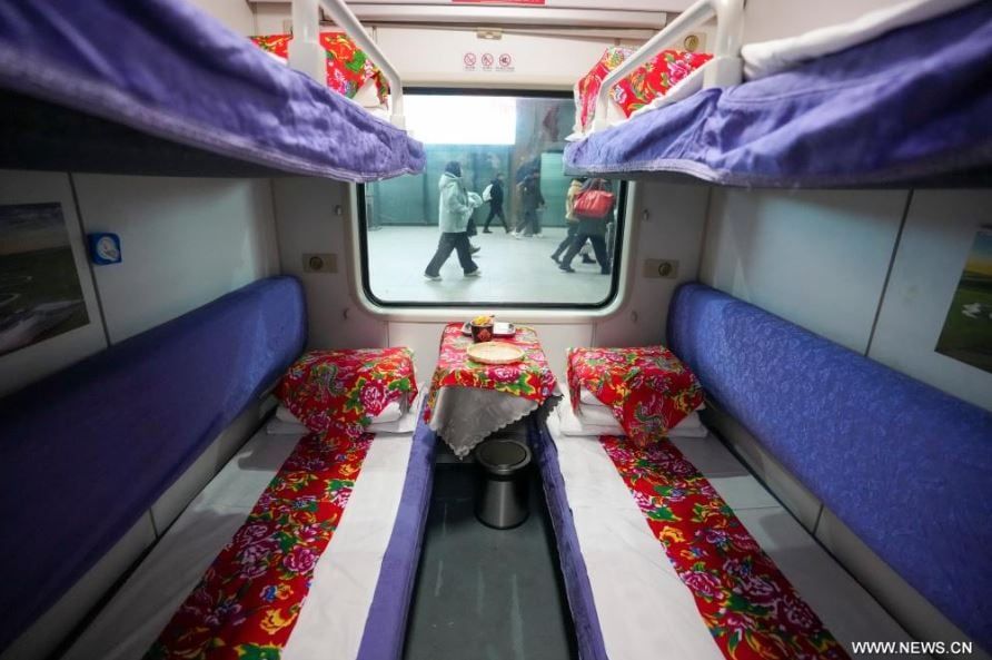 للمسافرين على رصيف محطة هاربين للسكك الحديدي (6)