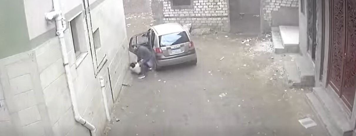 الخاطف يطرح الخال أرضا بعد وضع الطفل في السيارة