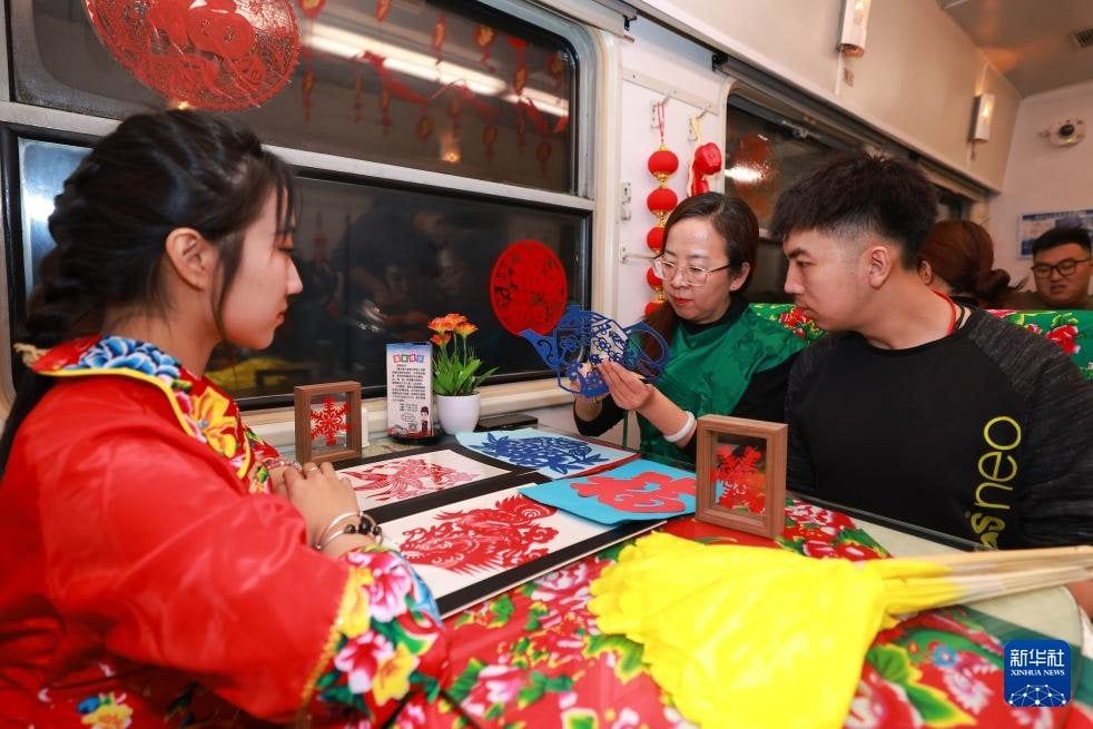 للمسافرين على رصيف محطة هاربين للسكك الحديدي (4)