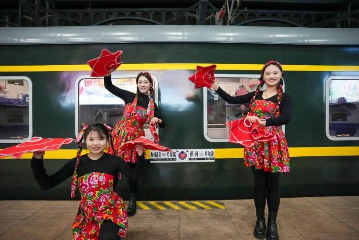 للمسافرين على رصيف محطة هاربين للسكك الحديدي (8)