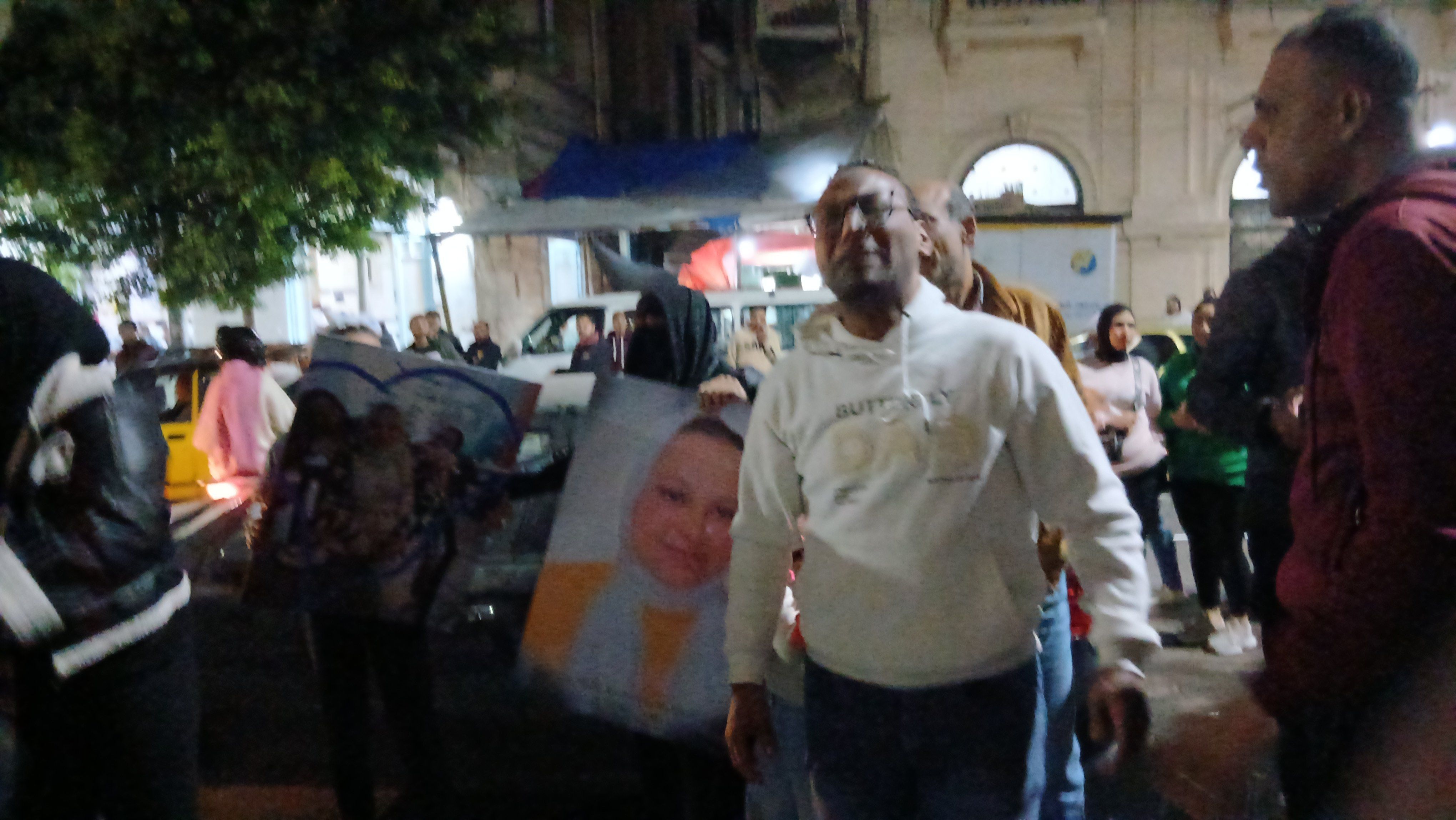 فرحة اسرة ربة منزل بعد إحالة أوراق زوجها للمفني (1)