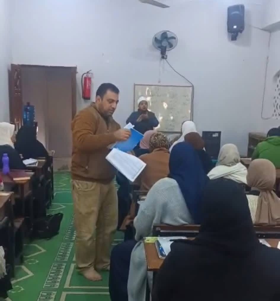 اثناء توزيع الكتب اثناء توزيع الكتب