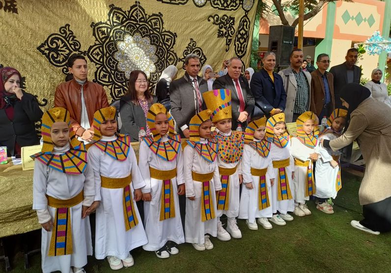 الخبيرة اليابانية ووكيل تعليم كفر الشيخ مع الأطفال الخبيرة اليابانية ووكيل تعليم كفر الشيخ مع الأطفال