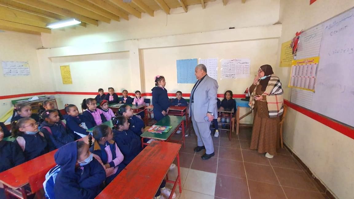 وكيل تعليم الأقصر يتابع برنامج تنمية مهارات اللغة العربية