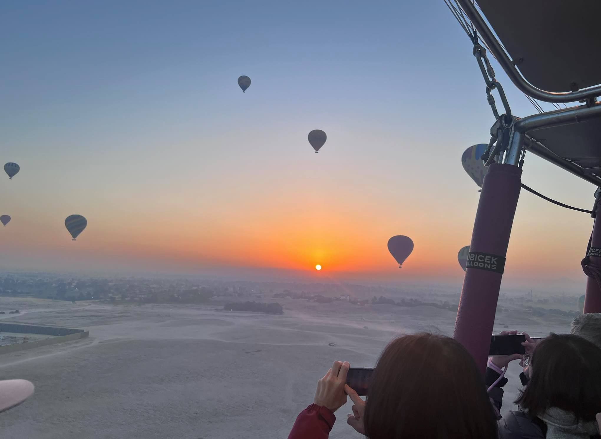 استمتاع السائحين خلال تحليق رحلات البالون الطائر بالأقصر