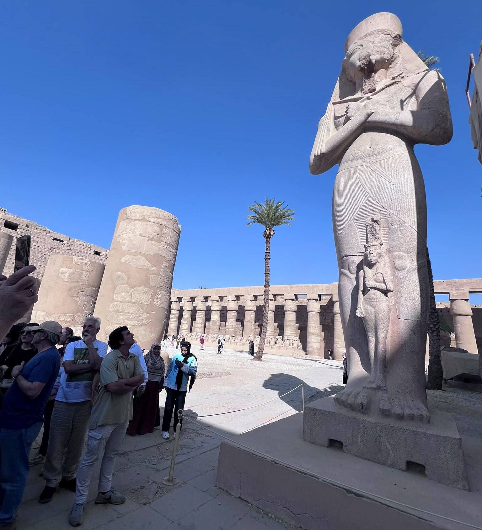 تماثيل الملوك فى المعابد تجذب سياح العالم