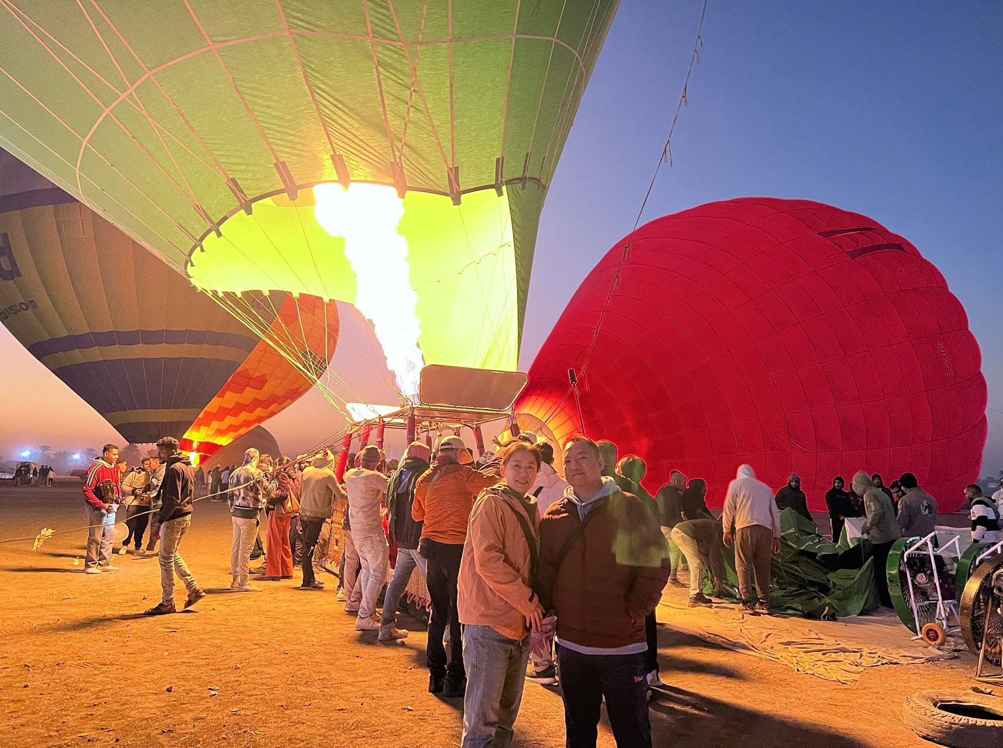 متعة السائحين خلال تجهيز البالونات الطائرة للتحليق