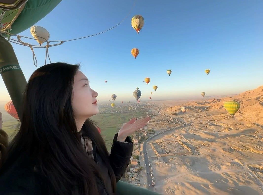 استمتاع السياح على متن رحلات البالون الطائر