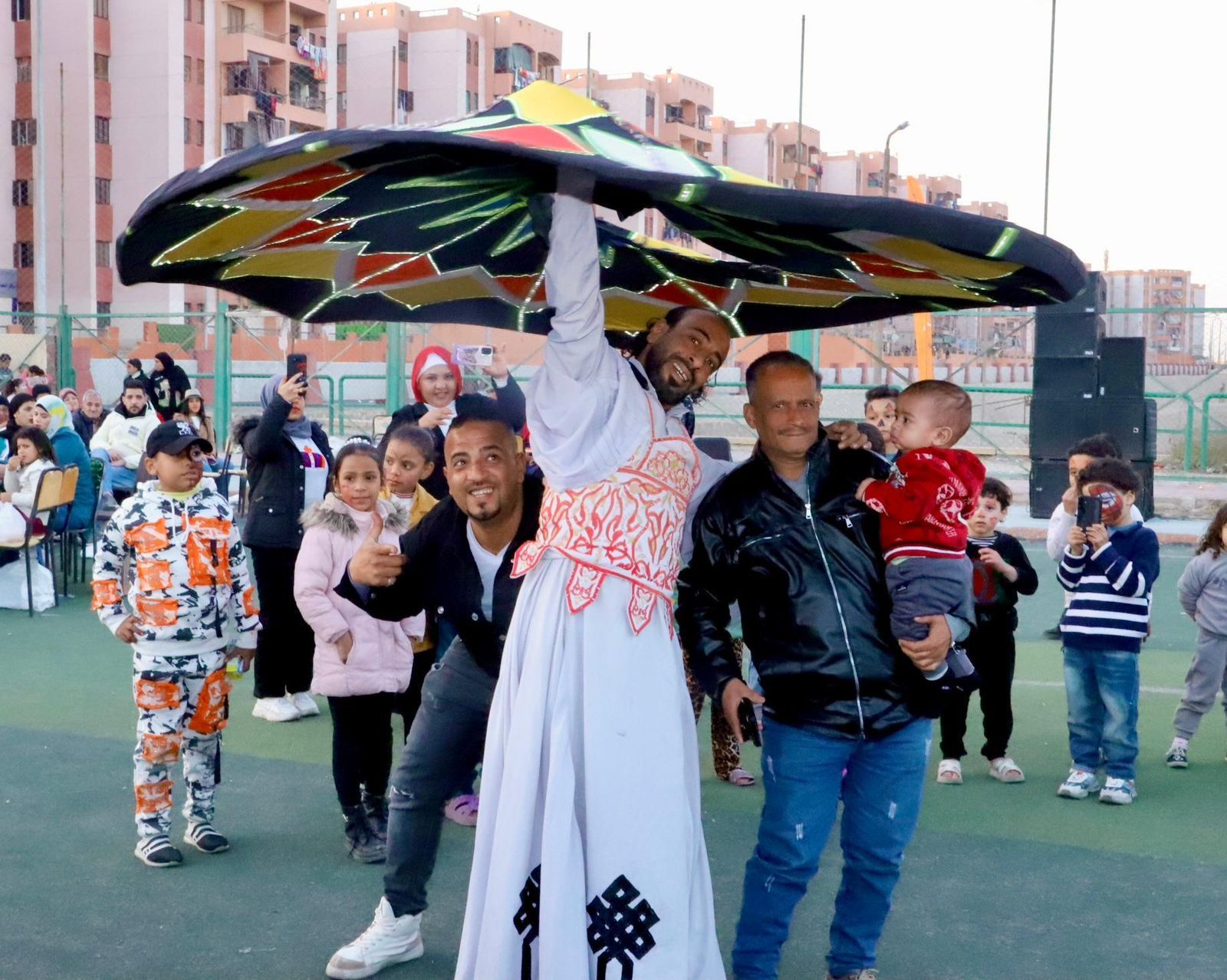 جانب من الاحتفال مع المتعافين وأسرهم جانب من الاحتفال مع المتعافين وأسرهم