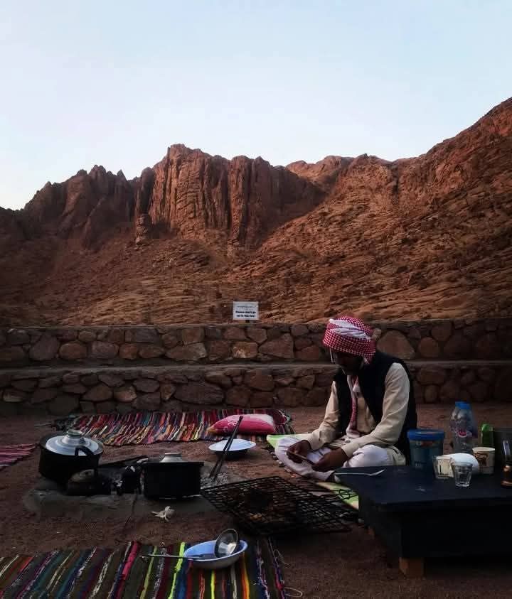 محمد سلامه مع السائحين وسط جبال سانت كاترين