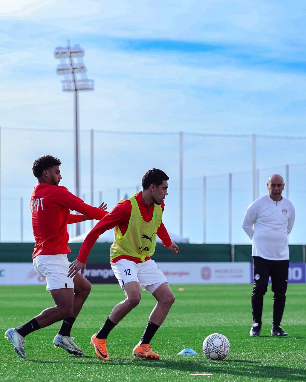 حسام حسن يتابع التدريبات