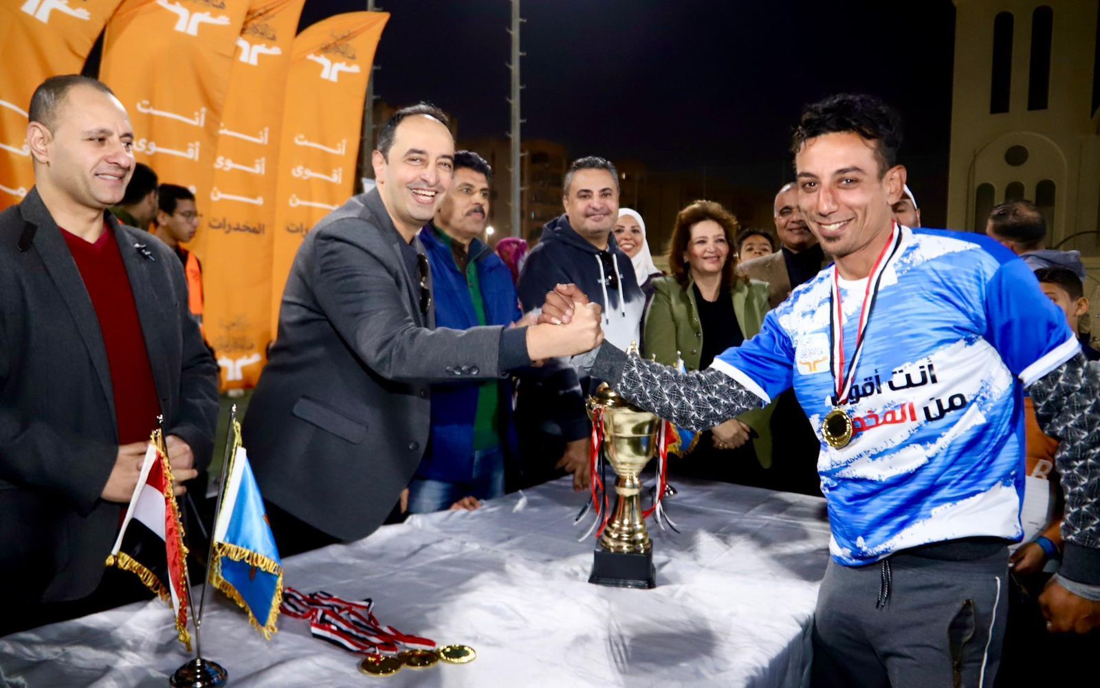 الدكتور عمرو عثمان يسلم الفريق الفائز من المتعافين كأس البطولة الدكتور عمرو عثمان يسلم الفريق الفائز من المتعافين كأس البطولة