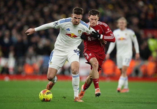 فيرتز يحاول استخلاص الكرة من لاعب ليدز