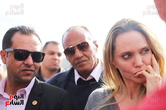 الممثلة أنجلينا جولى تستمع لشرح عن الجهود الإنسانية لمساعدة الشعب الفلسطينى من خلال معبر رفح الممثلة أنجلينا جولى تستمع لشرح عن الجهود الإنسانية لمساعدة الشعب الفلسطينى من خلال معبر رفح