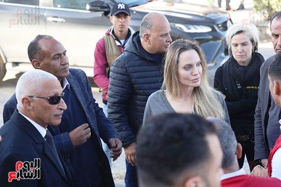 جانب من زيارة أنجلينا جولي لمخازن الهلال الأحمر