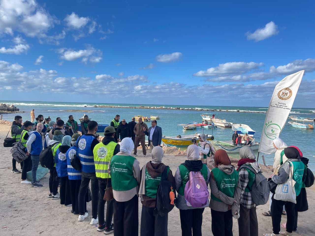 متطوعون ومسؤولون خلال حملة تنظيف الجزر الشاطئية بالإسكندرية (2)