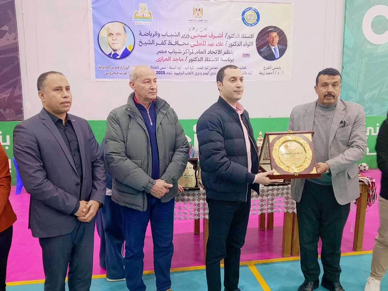 تقديم درع لمحافظ كفر الشيخ تسلمه نائب محافظ كفر الشيخ الدكتور عمرو البشبيشي