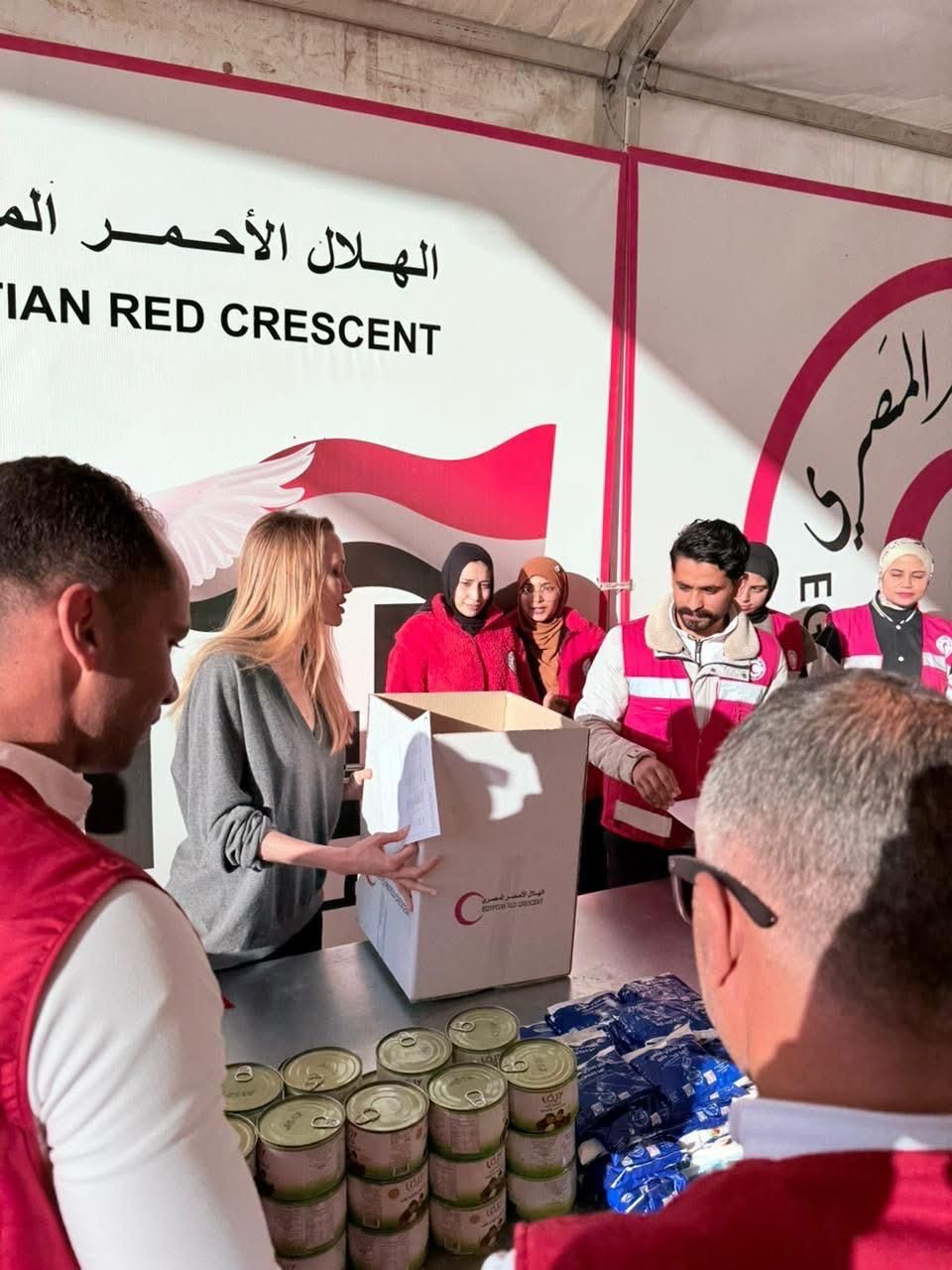 النجمة أنجلينا جولي تشارك تعبئة المساعدات المصرية لغزة