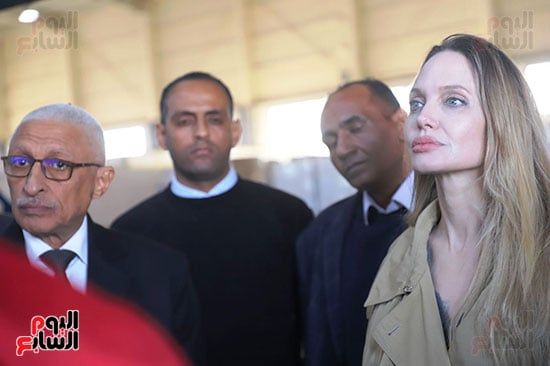 زيارة أنجلينا جولي لمخازن الهلال الأحمر برفقة محافظ شمال سيناء