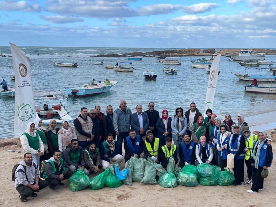 متطوعون ومسؤولون خلال حملة تنظيف الجزر الشاطئية بالإسكندرية (1)