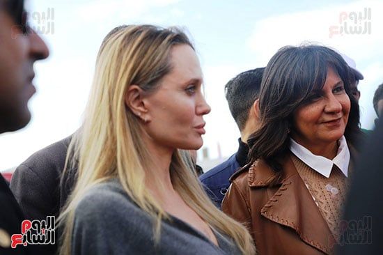 الممثلة أنجلينا جولى خلال استماعها لشرح عن المساعدات الإنسانية الممثلة أنجلينا جولى خلال استماعها لشرح عن المساعدات الإنسانية