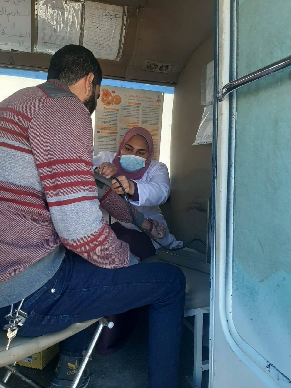 اجراء الكشف الطبي على مواطن اجراء الكشف الطبي على مواطن