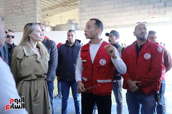 انجلينا جولى تتفقد مخازن الهلال الأحمر بمعبر رفح برفقة محافظ شمال سيناء