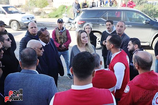 أنجلينا جولي تزور مخازن الهلال الأحمر برفقة المحافظ