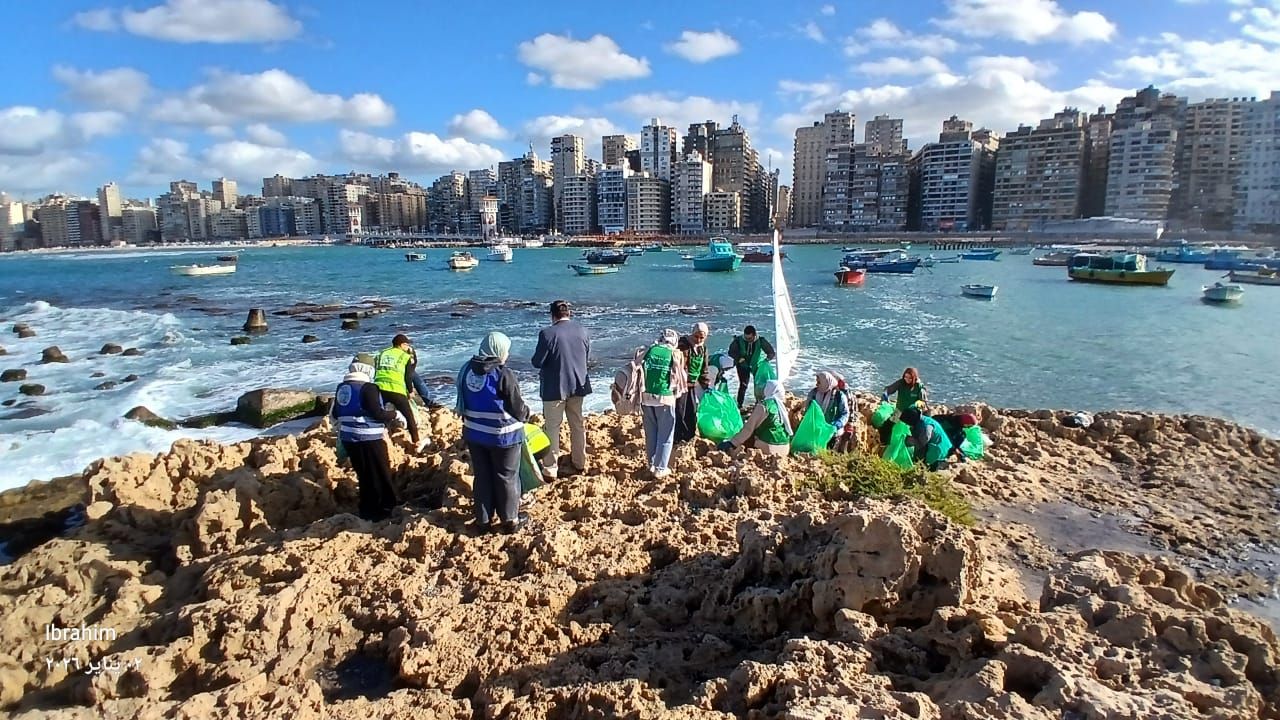متطوعون ومسؤولون خلال حملة تنظيف الجزر الشاطئية بالإسكندرية (3)