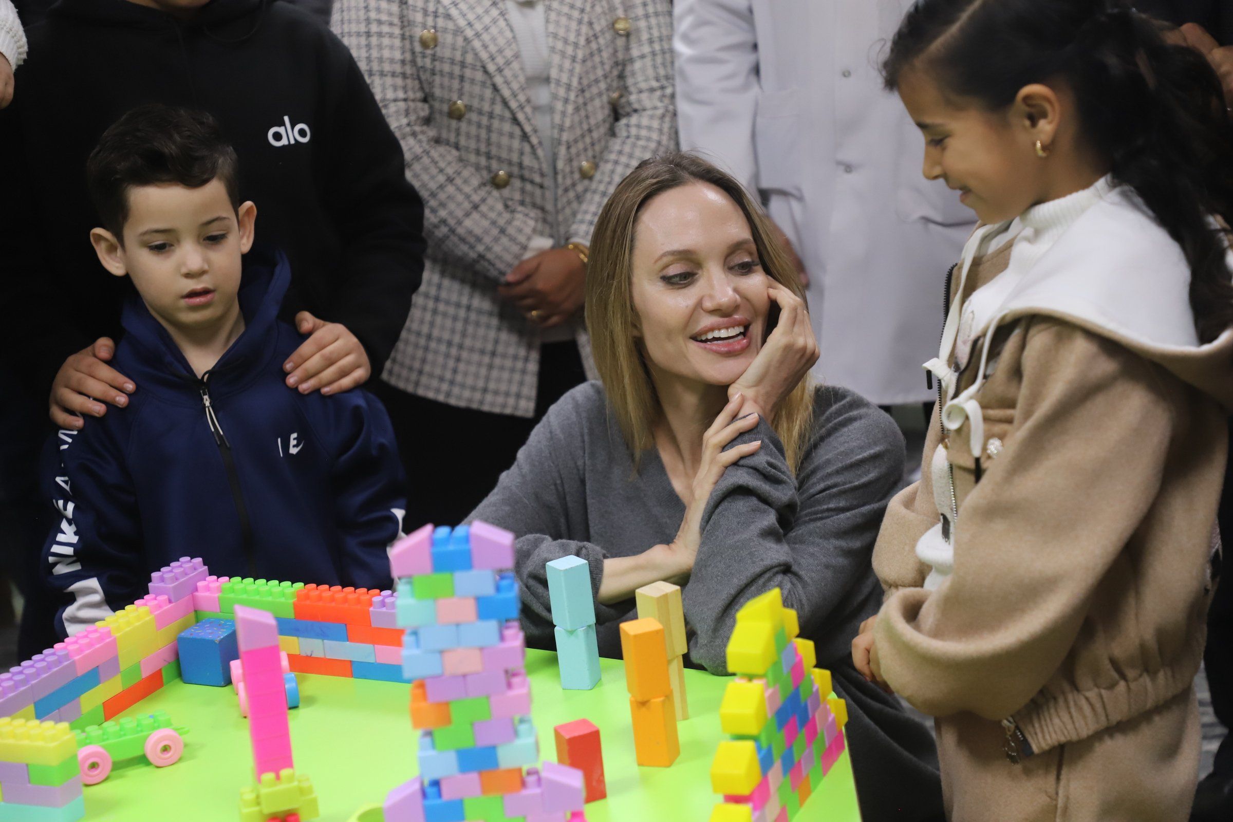 اللعب مع اطفال غزه في غرفه التاهيل النفسي اللعب مع اطفال غزه في غرفه التاهيل النفسي