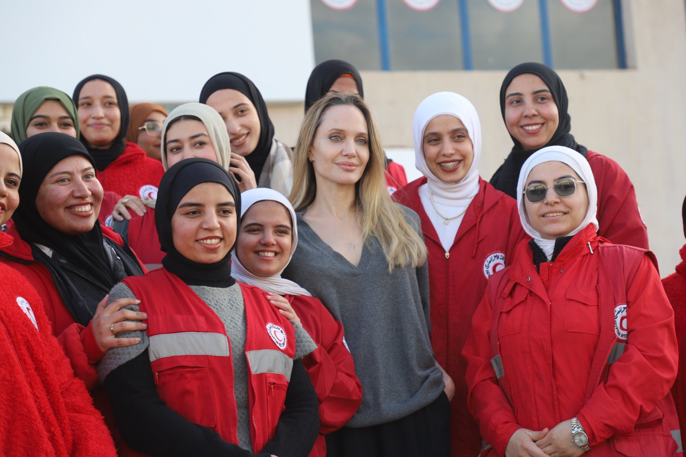 انجلينا برفقه متطوعات الهلال انجلينا برفقه متطوعات الهلال