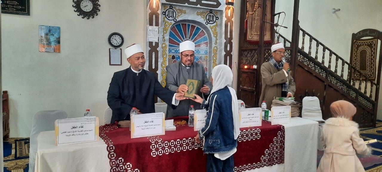 جانب من تكريم الأطفال فى ختام اللقاء التثقيفي بالزينية جانب من تكريم الأطفال فى ختام اللقاء التثقيفي بالزينية