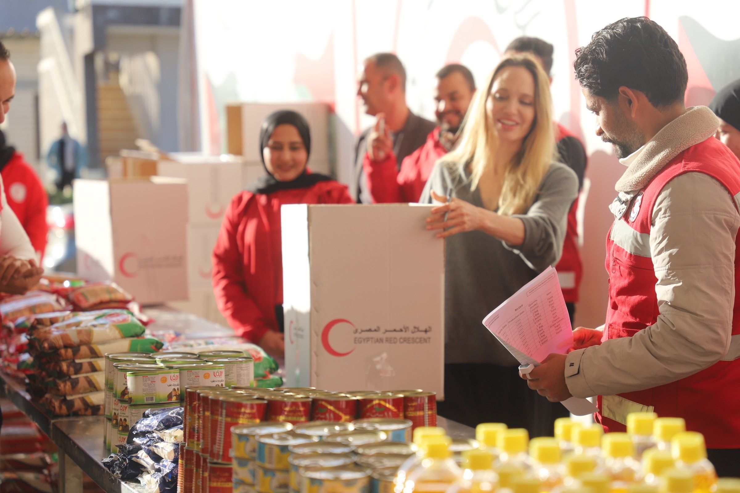 مشهد وقوف النجمه في طابور التطوع لارسال مواد غذائية الي القطاع مشهد وقوف النجمه في طابور التطوع لارسال مواد غذائية الي القطاع