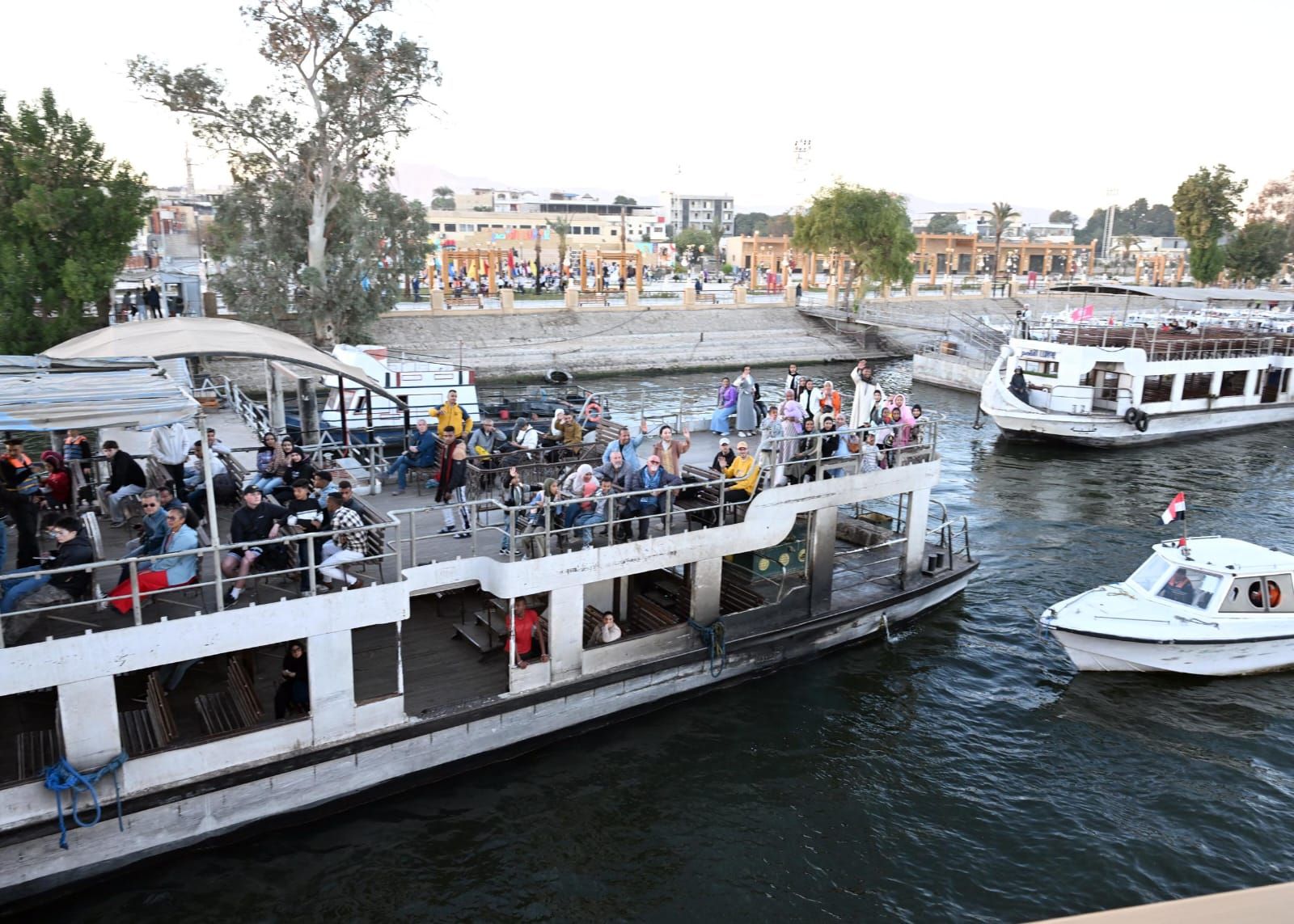 رئيس الوزراء يتفقد أعمال تطوير كورنيش النيل بالأقصر (2) رئيس الوزراء يتفقد أعمال تطوير كورنيش النيل بالأقصر (2)