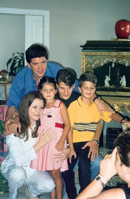 جورجينا مع وليد توفيق وابناءهم جورجينا مع وليد توفيق وابناءهم