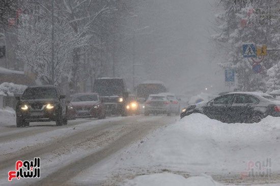تساقط الثلج بكثافة على الطرقات تساقط الثلج بكثافة على الطرقات
