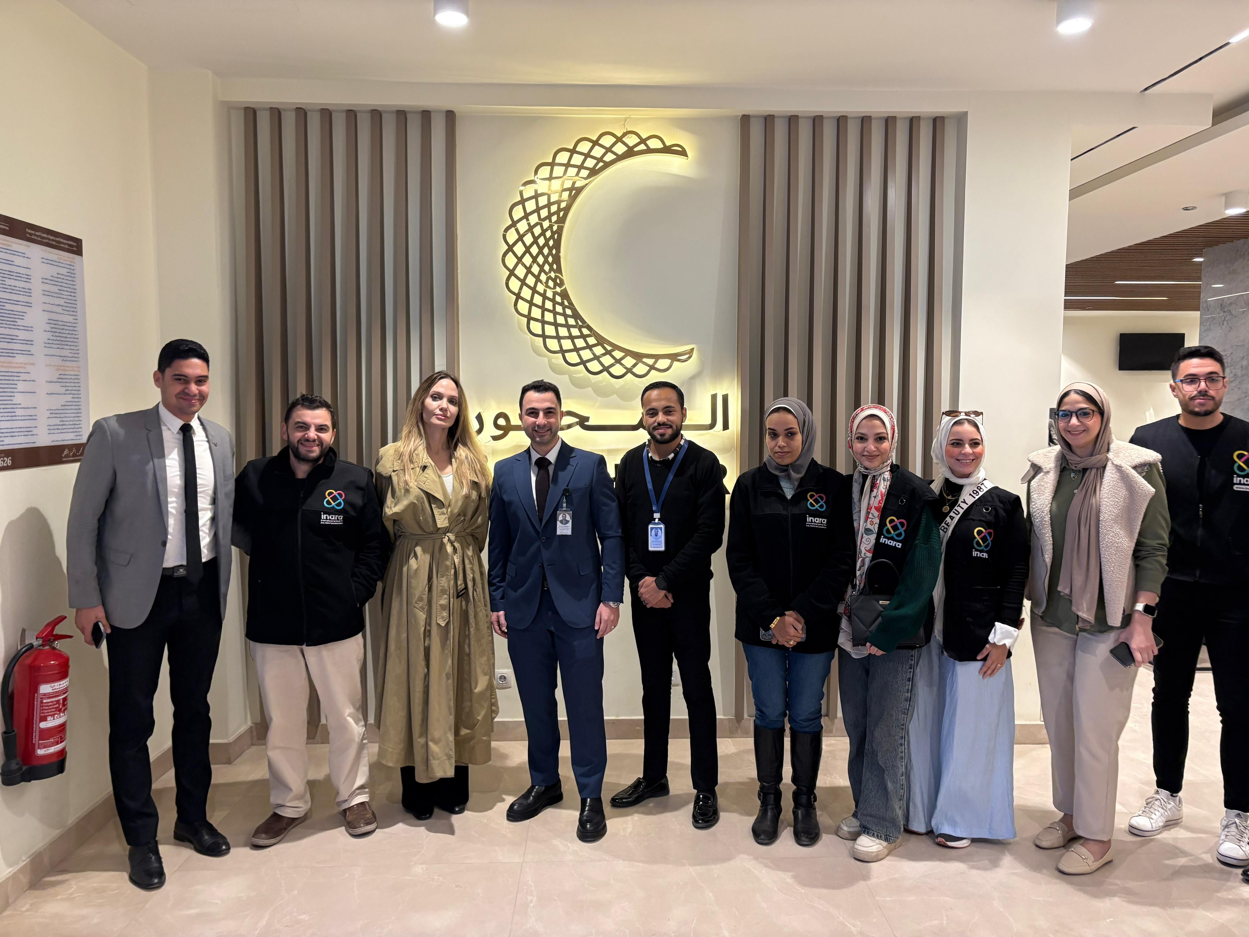 أنجلينا جولي مع طاقم المستشفى أنجلينا جولي مع طاقم المستشفى