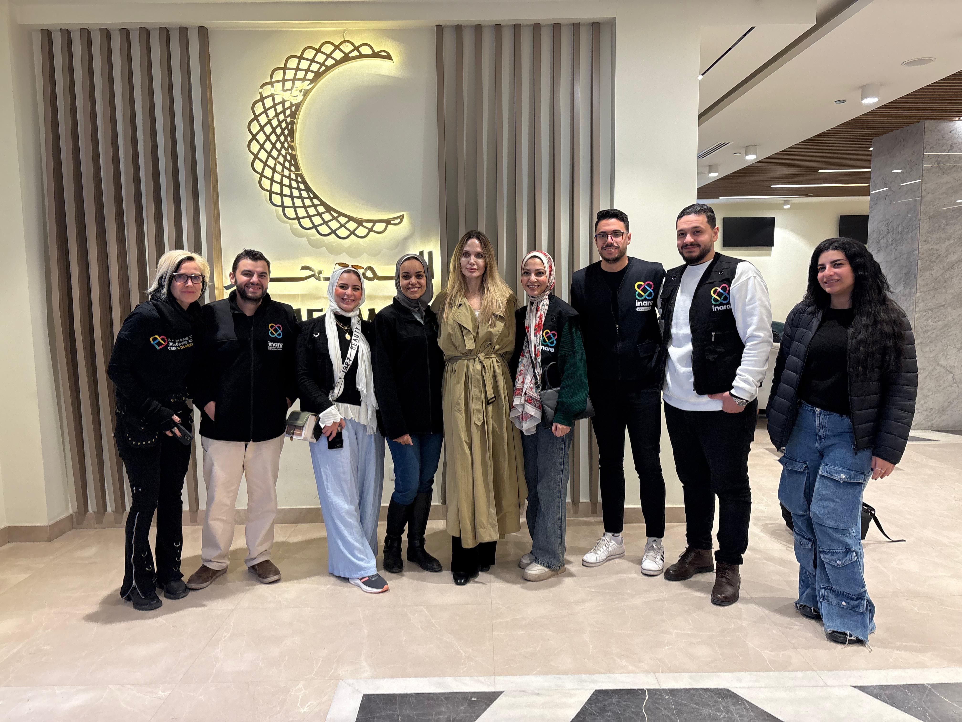 أنجلينا جولي تلتقط صورة تذكارية في المستشفى أنجلينا جولي تلتقط صورة تذكارية في المستشفى