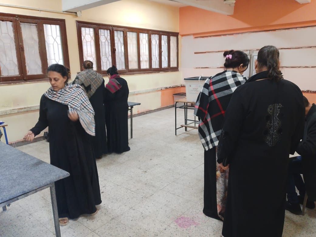 توافد الناخبين على لجان التصويت