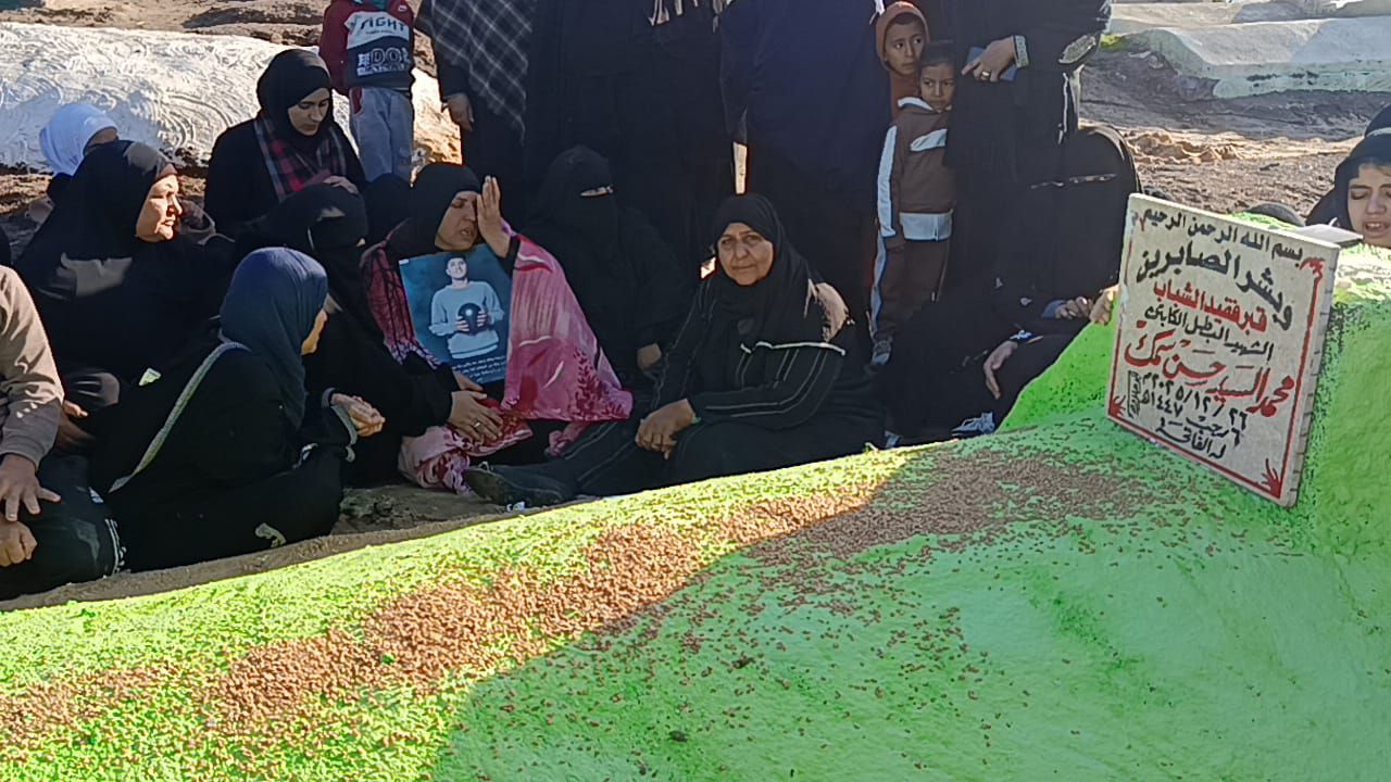 خلال تواجد الأسرة بالمقابر