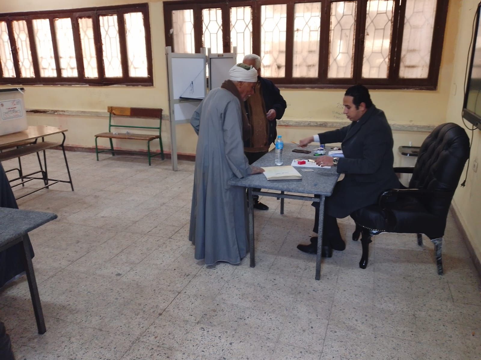 مسن ينهي إجاءات قيد صوته الانتخابي مسن ينهي إجاءات قيد صوته الانتخابي