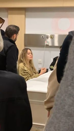 أنجيلينا جولي تتفقد المصابين في مستشفى المحور أنجيلينا جولي تتفقد المصابين في مستشفى المحور