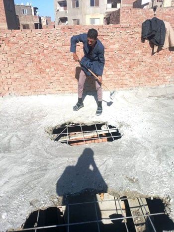 حي-المطرية-يوقف-أعمال-بناء-مخالف-ويقود-حملة-لإزالته-في-المهد-(5)