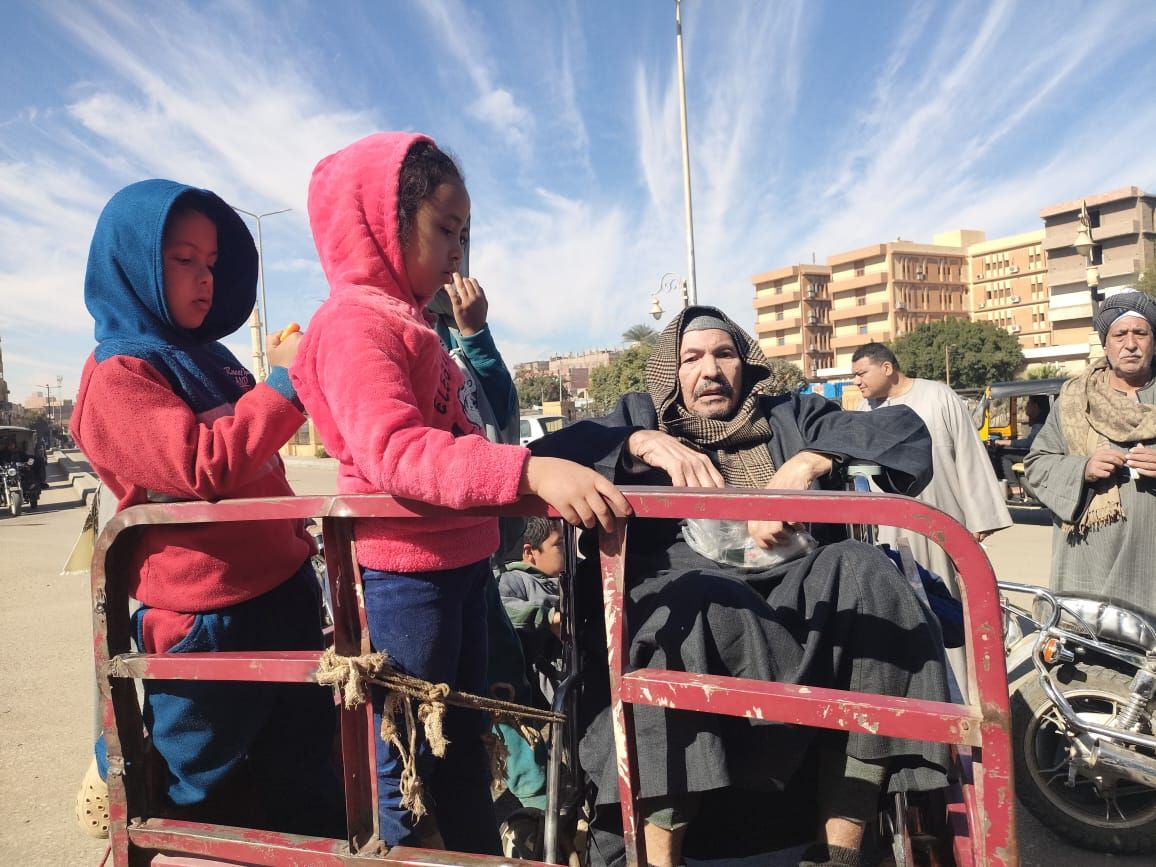 مواطن على تروسيكل يدلى بصوته