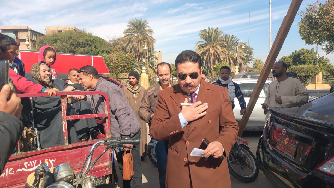 رئيس لجنة بالأقصر يخرج لمواطن على تروسيكل